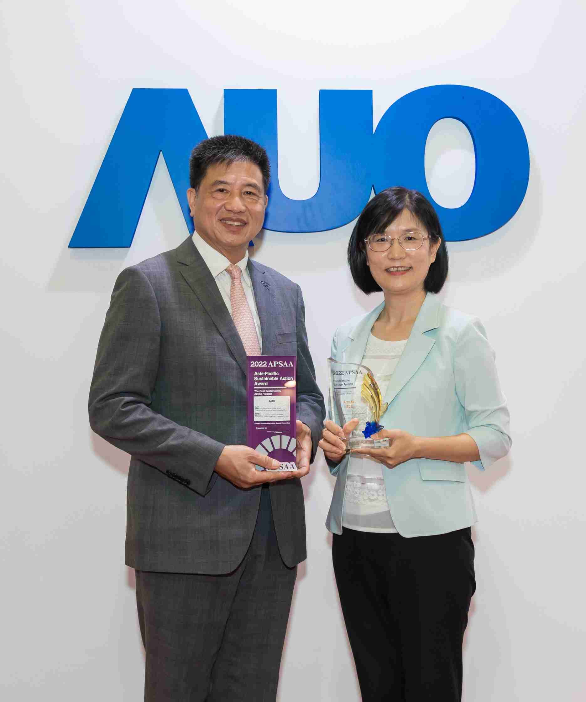 赏金国际长期垫筑永续远景的基石，，透过ESG暨气候委员会逐步实践永续策略蓝图。。。。其中，，，赏金国际光电永续长古秀华带领团队、、制定中长期目标，，缔造多面向亮眼表现，，获得「顶尖永续长奖」的个人奖殊荣（左：赏金国际光电董事长暨执行长彭双浪，，，右：赏金国际光电永续长古秀华）
