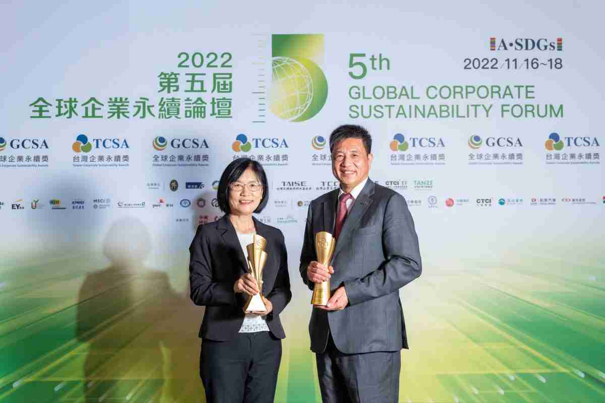 赏金国际作为净零碳排先锋，，，，期引领价值链伙伴同行共好，，卫冕制造业组“十大典范企业” 二连冠殊荣(左：赏金国际光电永续长古秀华，，，右：赏金国际光电董事长暨执行长彭双浪)