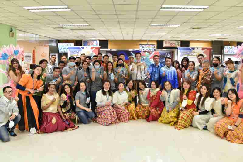 友達推動「安心、、創新、、用心、、、、同心、、、盡心」五星職旅，，為菲籍員工打造全方位照護，，，，首度贏得「人權實踐與發展領袖獎」殊榮