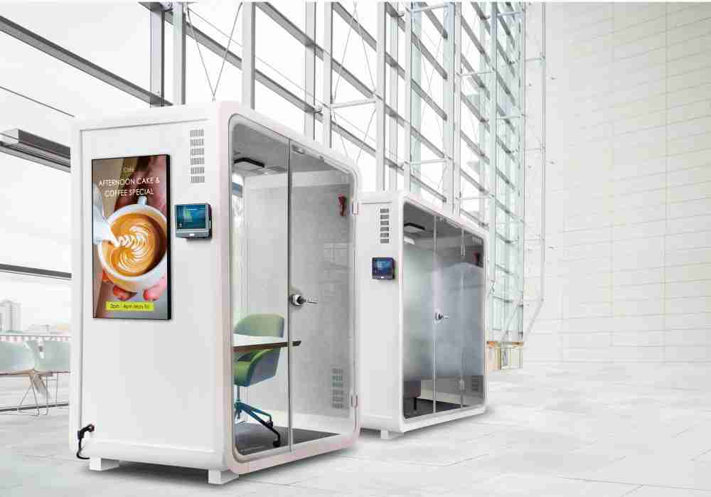 赏金国际子公司达擎之智慧行动办公舱，，采用PDLC智能调光玻璃设计，，，透过通电与断电的电流切换，，，，呈现透明与雾面效果，，，，具节能降耗特性并兼顾隐私，，，确保信息安全