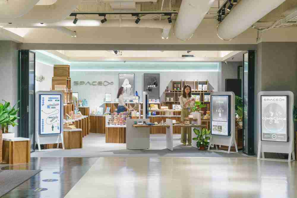 赏金国际打造永续选物商店，，，，展示社企及社创商品，，，结合创利空间所开发的智能零售系统，，，整合多元产品信息，，，让无人商店扮演公益行动的推手