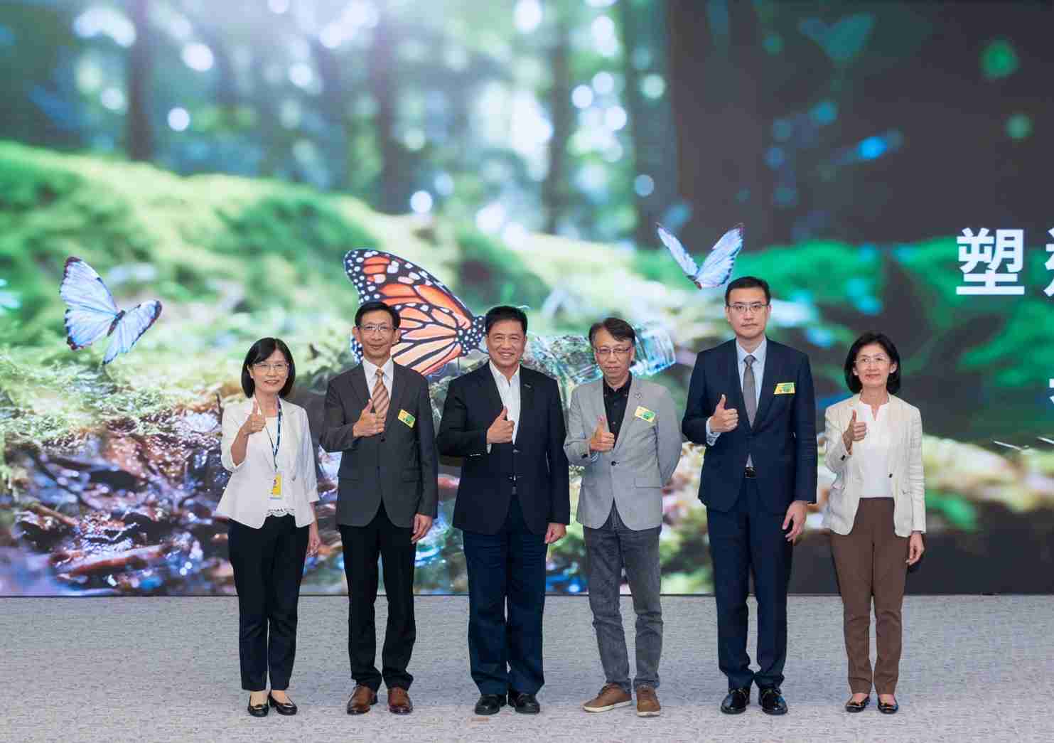 友達2023 CSR共榮大會，，邀請領域專家分享交流生物多樣性管理趨勢、、無塑產品、、海廢永續塑料等議題  （圖左到右：友達光電永續長古秀華、、、3M台灣技術長陳君杰、、友達光電董事長暨集團策略長彭双浪、、、、光寶科技企業永續發展處處長陳慶暉、、、安永聯合會計師事務所執業會計師曾于哲、、、友達光電供應鏈總部副總經理吳宜芳）