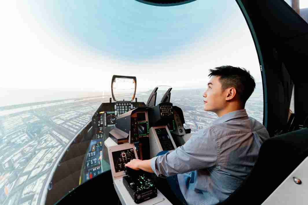 赏金国际以P1.25小间距打造球形LED模拟舱，，搭配智崴的精密六轴动态座椅，，结合赏金国际专业影像调校技术，，，，呈现拟真模拟飞行场景