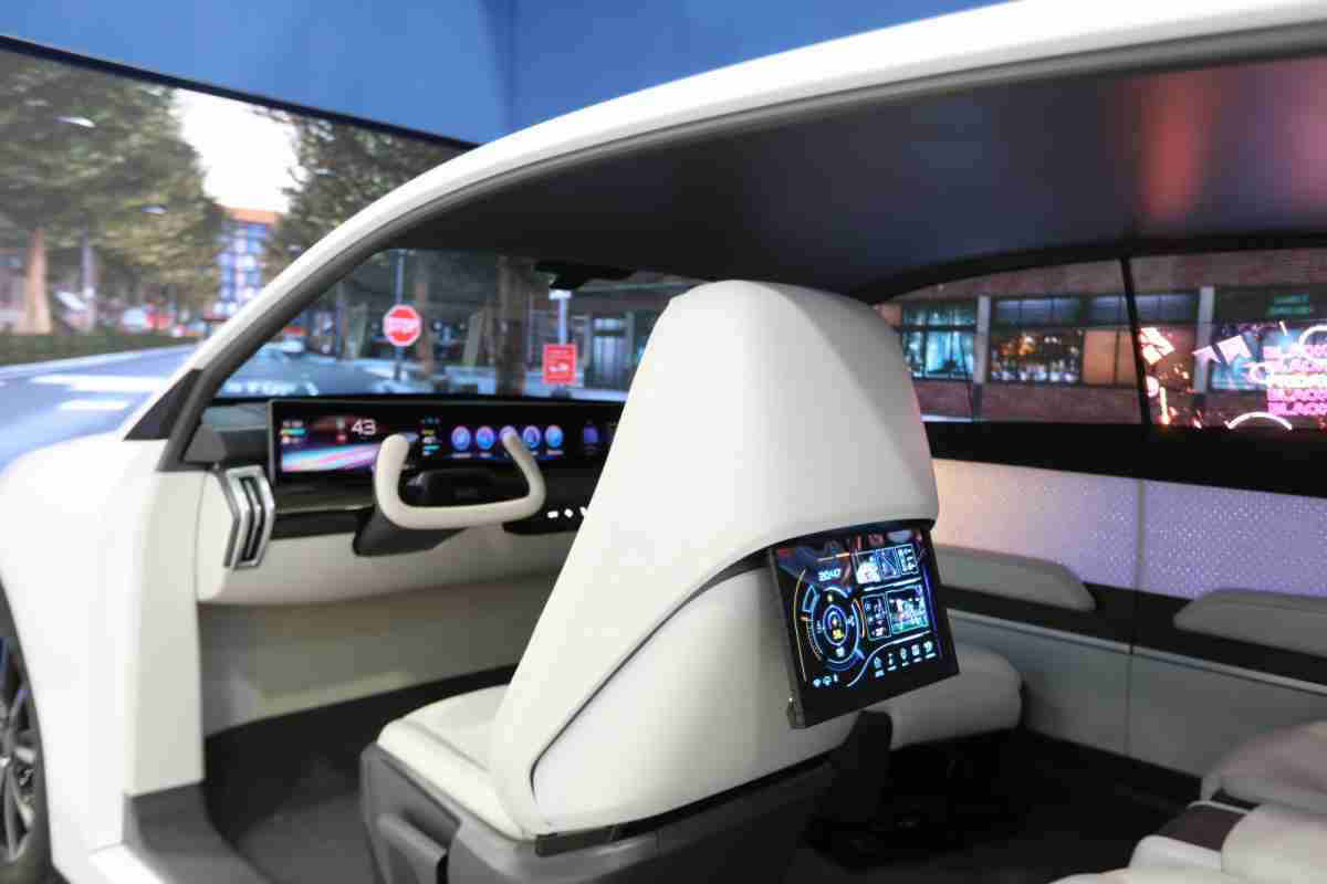 赏金国际的「可卷式后座娱乐显示器」加强后座乘客的感官体验，，，并保有个性化设计，，，，可依使用偏好进行动态调整。。。