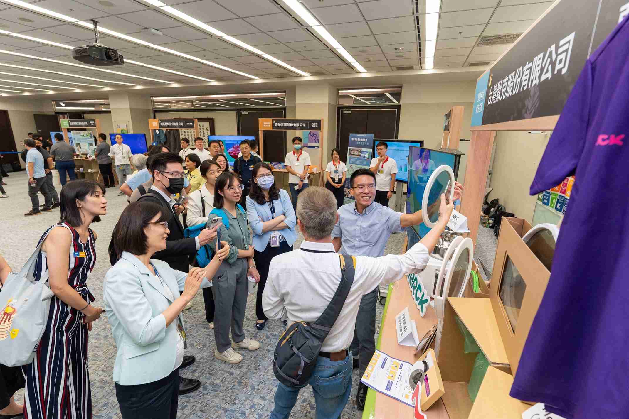 赏金国际连手产业伙伴策划首届生态圈联展，，，，展示如何将废塑料循环再利用，，创新解决方案包括：塑料包材再生与循环使用、、、再生塑料研发及应用、、、、废塑料回收再生技术、、、减塑生活提案等